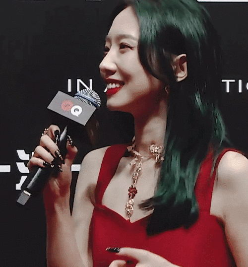 女明星大冬天走红毯杨颖手臂全是鸡皮疙瘩,倪妮冻到睁不开眼
