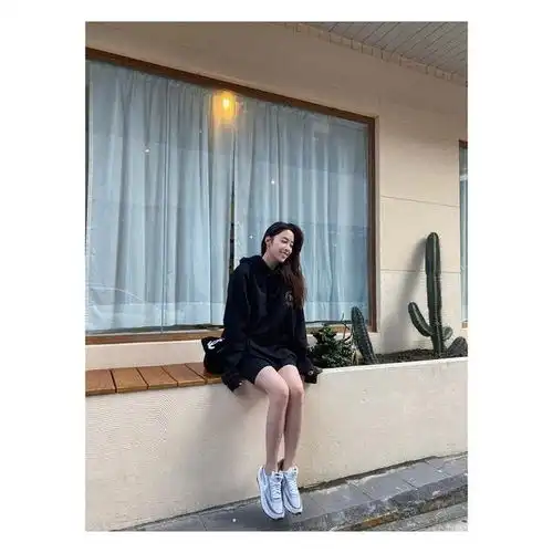 球鞋志娜比的性感姐姐欧阳妮妮竟也是球鞋女孩这腿看着太馋了