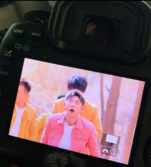 张一山吐槽王俊凯家摄影师有毒,把自己拍成表情包,俊凯巧妙回应
