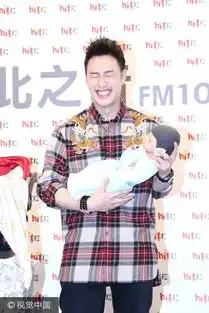 潘玮柏抱宝宝笑成表情包称不排斥未婚生子
