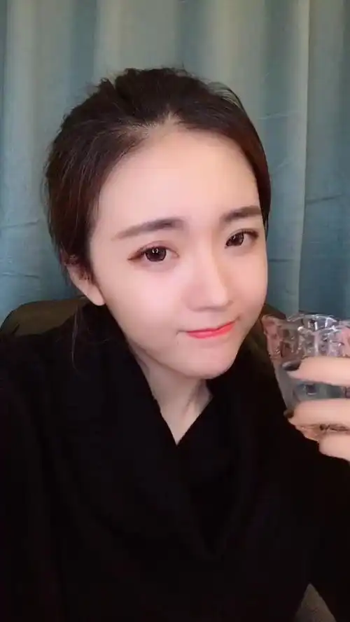 小姐姐爆笑演绎,不喝酒就木的朋友,表情到位,真是搞笑
