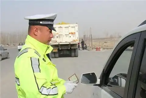 私家车想出去摆摊小心拉货被罚
