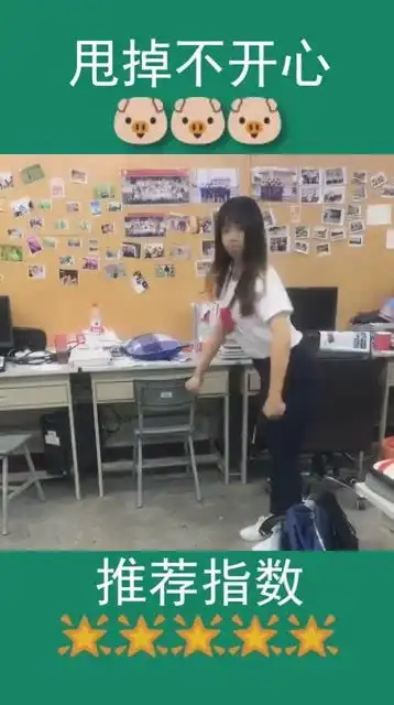 小姐姐这个姿势太逗了,模仿猫和老鼠桥段,表情真丰富
