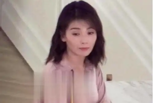 41岁刘涛半夜拍摄困到睁不开眼,任人摆弄努力微笑
