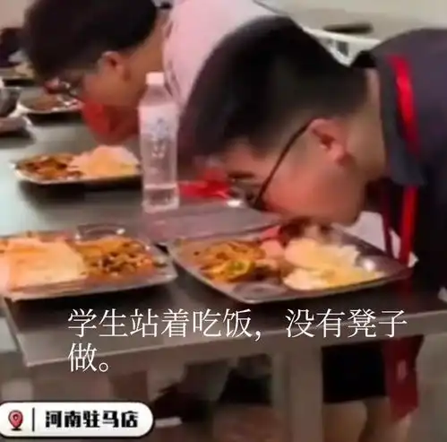 学校餐厅无椅子学生站着吃饭学校回应助于健康评论区炸锅了
