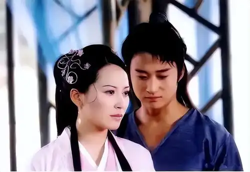 贾静雯曾给她做配,演完小李飞刀25年后演庆余年2,她仍美得大气
