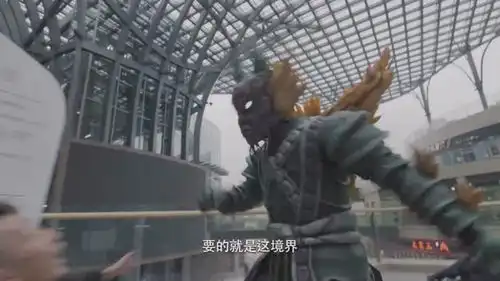 铠甲勇士猎铠中二青年变成怪物,找欺负他的小混混算账
