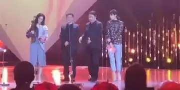 白百何颁奖,冰冰笑了这奖很重微表情反映心理
