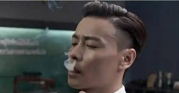 同样是吸烟刘德华烟灰不掉,张国荣充满忧虑,王宝强这个学不来
