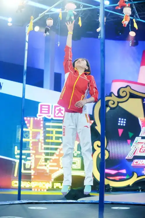 何雯娜搞怪模仿傅园慧蹦床公主变表情包少女

