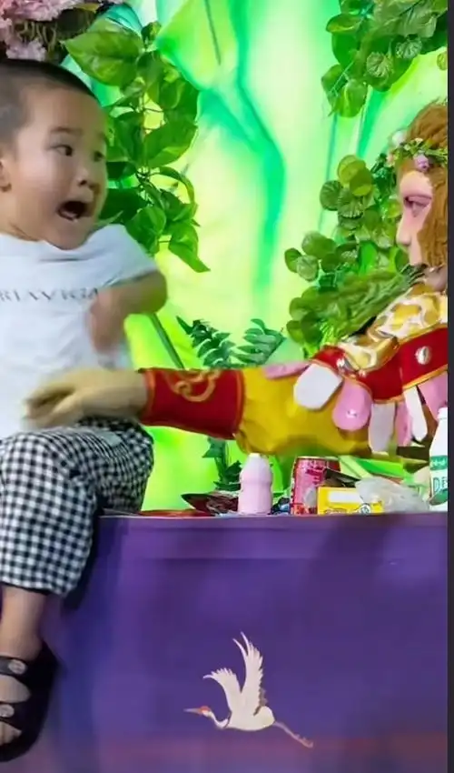 笑惨了网红孙悟空捉弄小孩,把小孩吓出表情包评论区笑疯了

