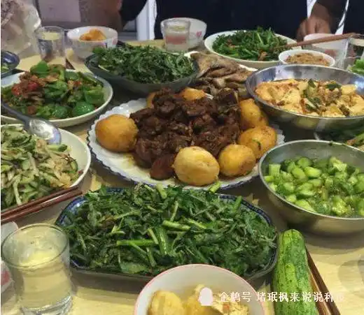 去东北出差,真正体验到了,什么叫大碗吃肉,大口喝酒,太过瘾了
