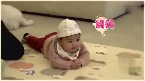 一听到奶奶说小美女,咘咘瞬间抬起头来,这小表情笑得真甜
