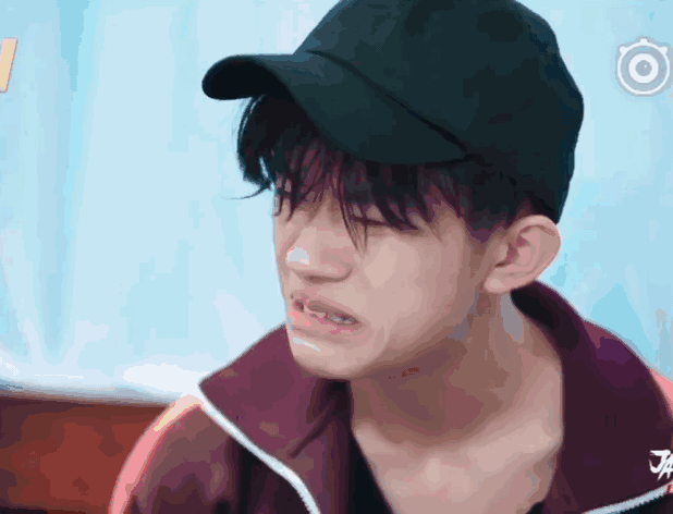 tfboys三个人表达难吃的表情都一样,但小凯会更夸张一点
