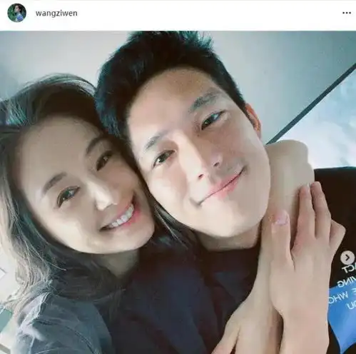 王子文晒情侣合照,一脸甜蜜搂着男友,两人看镜头的表情都神同步
