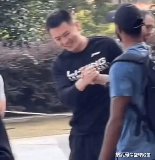 弗格抵达赛区,谁注意杨鸣表情神似看到救星的样子
