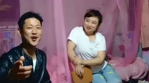 老公为老婆表演唱歌,表情丰富唱得非常动听,老婆脸上露出了幸福笑容
