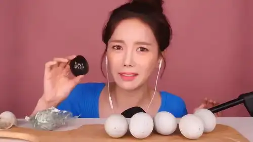 试吃气味独特的中国皮蛋,韩国小姐姐这纠结的表情,有这么难吃吗
