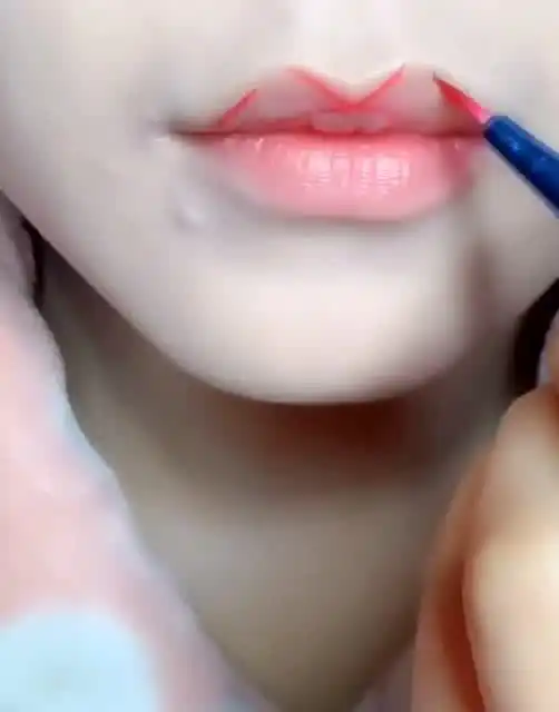 专业化妆师教你画出很美的花瓣唇,很有型的
