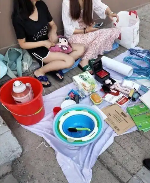 女同学摆地摊被我遇到了,全是她用过的东西,你们说我该选哪个呢哈哈哈哈
