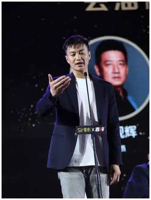 朱丹事件后周一围现身,穿白t套深色西装,表情严肃显无奈
