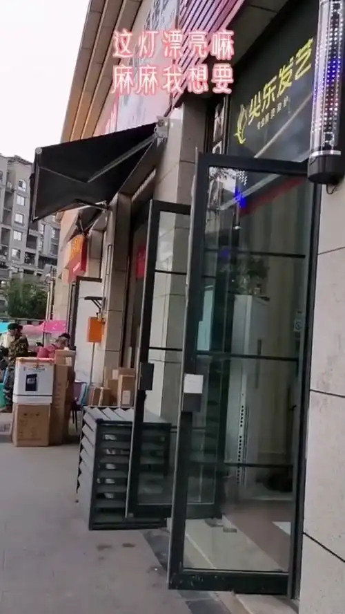宝宝第一次出门,对世界充满好奇,这表情太搞笑了
