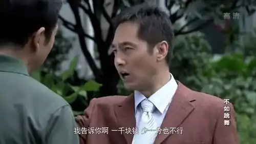 不如跳舞老板在小区乱停车,还动手打保安,不料大叔教他做人