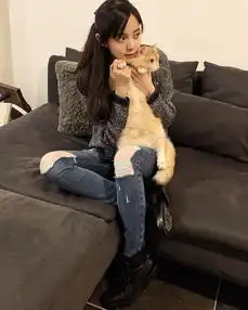 组图欧阳娜娜晒与爱猫合照梳斜刘海表情可爱少女感十足
