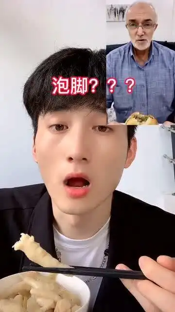 外国叔叔看到泡椒凤爪时,这表情,是上头的感觉
