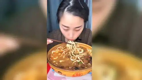 小姐姐饭点到了,吃一大碗茄子面感觉好满足,看她吃我都饿了
