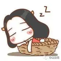 今天的书包好像和昨天不太一样男孩睡糊涂,把椅子当包背走
