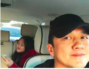 王菲和女儿相处超融洽,主动献吻窦靖童,李嫣学妈妈表情超自然
