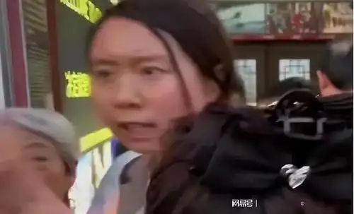 插队当事人已发声,老太太已失眠,如今又突发一事,恐更无法承受
