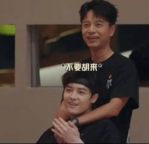 王铮亮安慰林依轮,胡夏收留李佳琦,披哥危难时刻见真心
