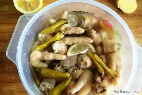 做泡椒凤爪时,中途切记多加这一动作,否则凤爪不入味还难啃
