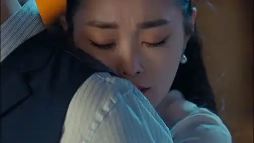 总裁以为小娇妻牺牲,在痛苦中步履前行,谁知小娇妻突然出现抱住他
