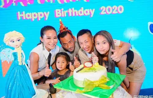 洗米华46岁生日,嘴对嘴亲吻5岁小女儿,一旁妻子露出羡慕表情

