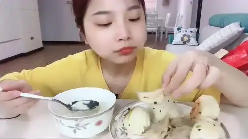 小姐姐吃家常饭很是过瘾,不过感觉她的表情更有趣
