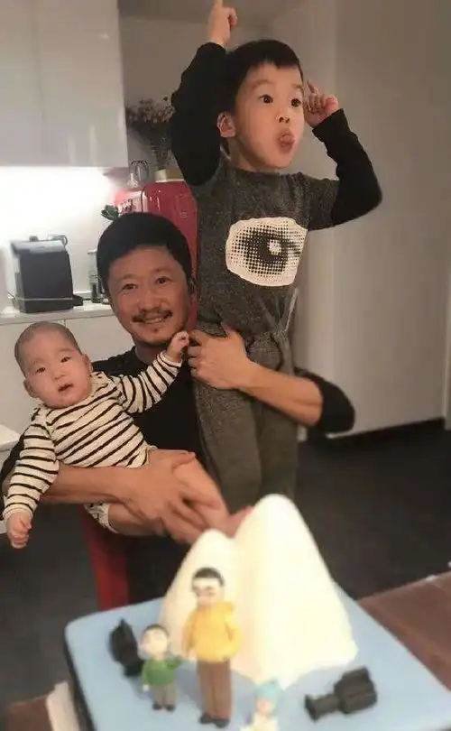 铁汉柔情,硬汉吴京为追谢楠苦等四个小时,这是什么神仙爱情故事
