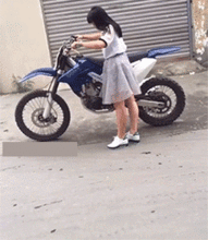 爆笑gif趣图大哥,你是不是剪错地方啦,妹子都不好意思了
