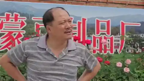乡村爱情广坤趴墙根看小蒙,这表情太搞笑了
