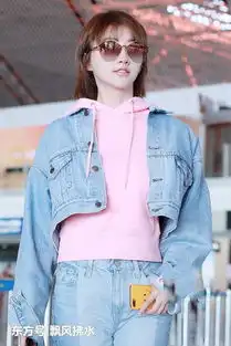 景甜穿病号服现身机场,手上拿着一包辣条的表情也是亮了
