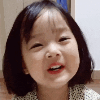 你微信里的表情包女孩,长大后沦为了亲妈的赚钱工具