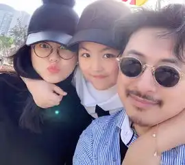 李湘晒女儿画作大加赞美,王诗龄捂脸表情很严肃
