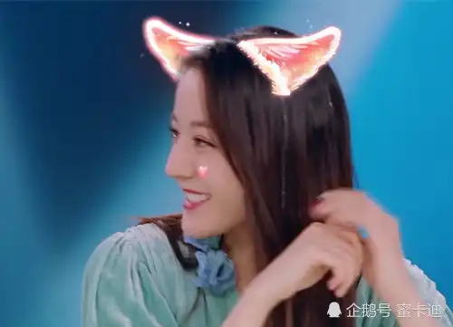 谁还说迪丽热巴单纯当注意小鲜肉掀上衣时的表情,万万没想到
