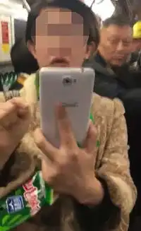 地铁凤爪女被曝是老师网友人肉出三年前旧照要求赶出上海
