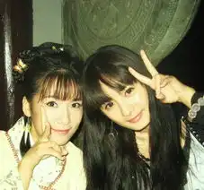 杨幂与众女星合影表情单一爱摆剪刀手
