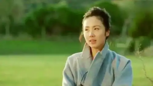 孙莉晒小女儿啃鸡爪萌照多妹戴蝴蝶结戒指可爱爆表
