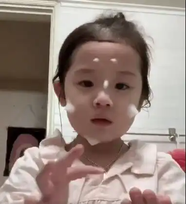 韩国又出表情包萌娃,5岁的她白嫩嫩粉嘟嘟,超级可爱
