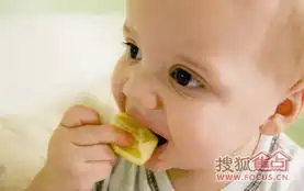 被瞬间萌住宝宝吃柠檬爆笑表情

